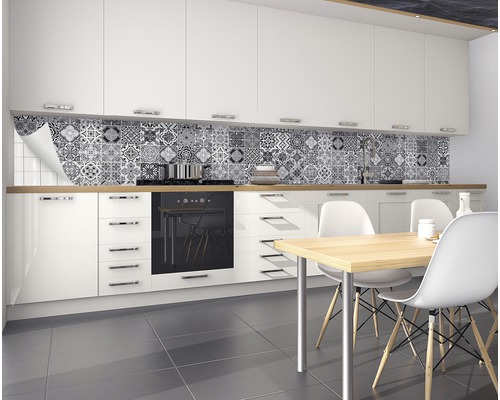 Keuken met mozaïektegelfolie als spatbescherming en eettafel