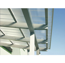 Pergola met transparant dak van kunststof platen en houten constructie