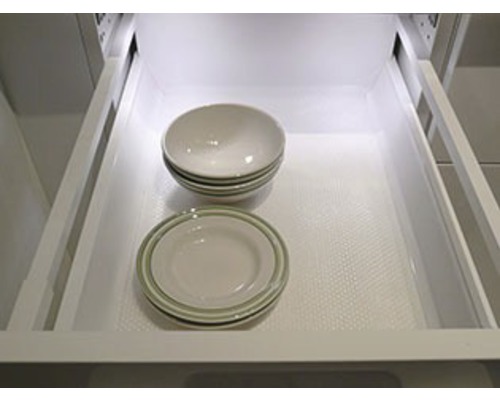 Borden en kommen in een lade