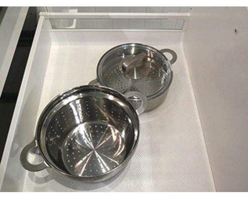 Roestvrijstalen zeef en pan in lade-uittreksel