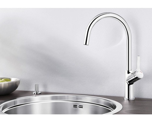 Spoelbak met chromen kraan en zeepdispenser