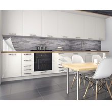 Moderne keuken met witte kasten, houten werkblad en grijze stenen muur