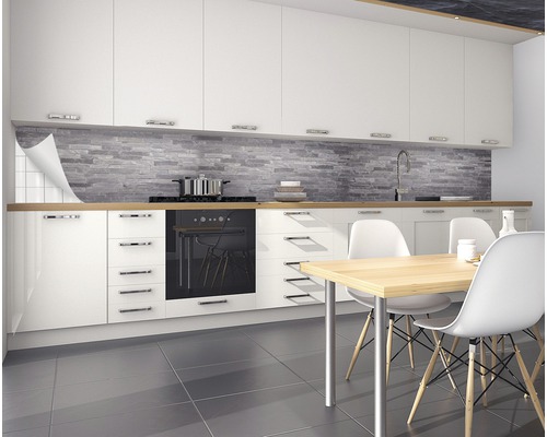 Moderne keuken met witte kasten, houten werkblad en grijze stenen muur