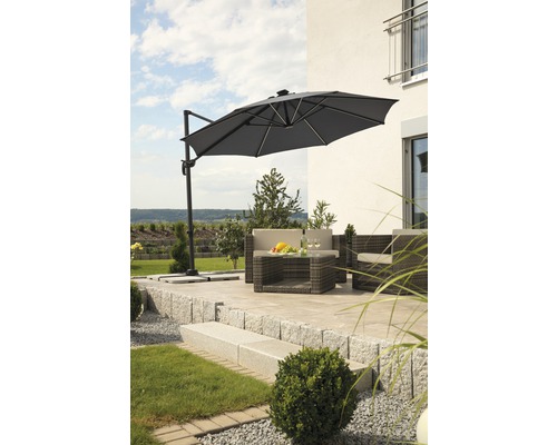 Terras met zweefparasol, lounge set en stenen trap