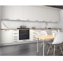 Moderne keuken met witte kasten, kookplaat en eettafel met stoelen.