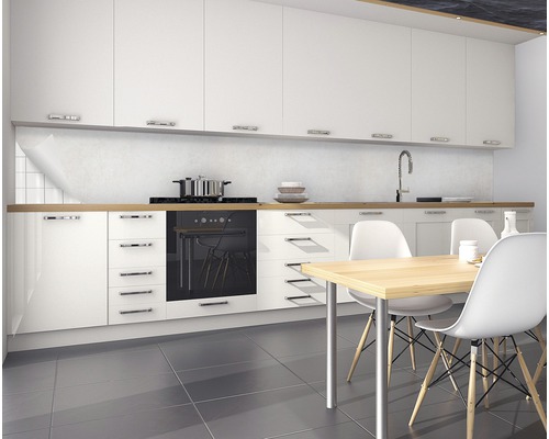 Moderne keuken met witte kasten, kookplaat en eettafel met stoelen.