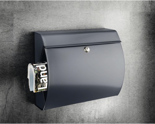 Grijze stalen brievenbus met krant