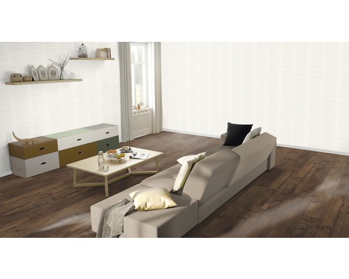Woonkamer met bank, tafel, ladekast en planken