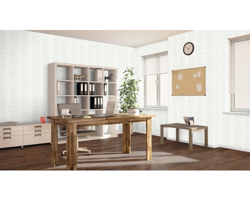 Kantoorruimte met bureau, plank en prikbord