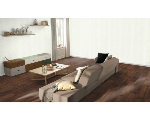 Woonkamer met bank, tafel, commode en wandplanken in een lichte ruimte.