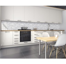 Moderne keuken met witte keukenkasten, eettafel en wandpanelen met bladmotief