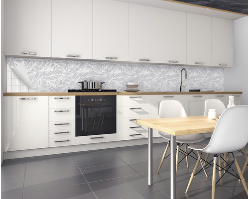 Moderne keuken met witte keukenkasten, eettafel en wandpanelen met bladmotief