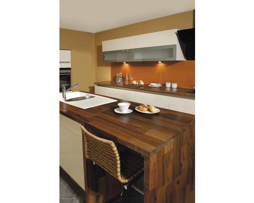 Keukenopstelling met kookeiland, wasbak, kraan, servies en stoel