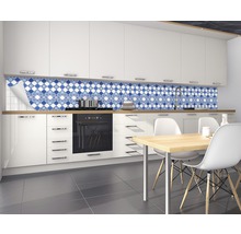 Keuken met witte kasten en blauw-witte tegelachterwand
