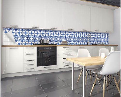 Keuken met witte kasten en blauw-witte tegelachterwand