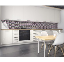 Keuken met retro tegelachterwand, eettafel en stoelen