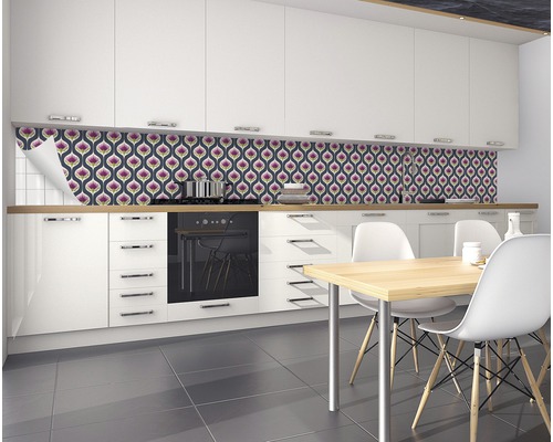 Keuken met retro tegelachterwand, eettafel en stoelen