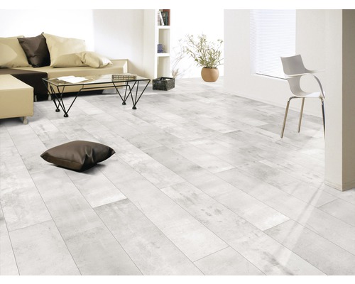 Lichte woonkamer met laminaatvloer in houtlook, bank en tafel.