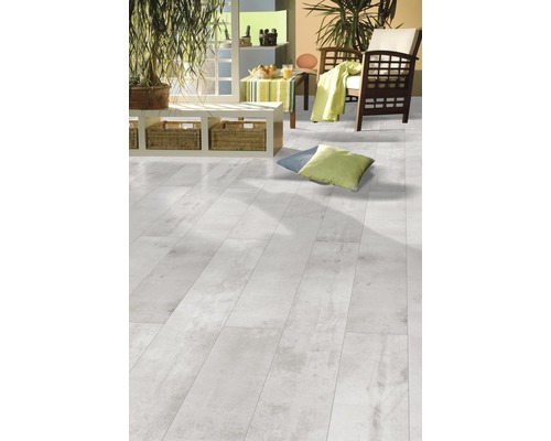 Lichte woonkamer met laminaatvloer in steenlook, zithoek en kamerplanten