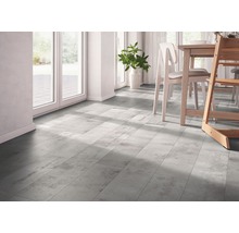 Lichte ruimte met moderne houtlook vloer en eethoek