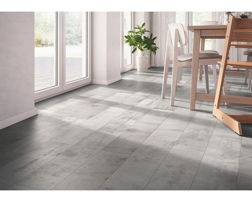 Lichte ruimte met moderne houtlook vloer en eethoek