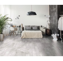 Slaapkamer met bed, bureau en vloer in houtlook