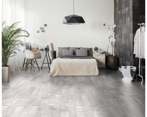 Slaapkamer met bed, bureau en vloer in houtlook