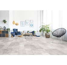 Lichte woonkamer met houten vloer, bank, fauteuil en decoratie