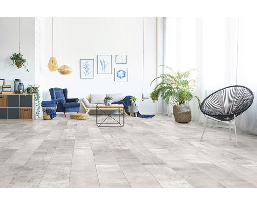 Lichte woonkamer met houten vloer, bank, fauteuil en decoratie