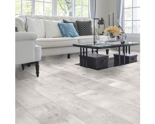 Woonkamer met lichte houten vloer, bank en salontafel