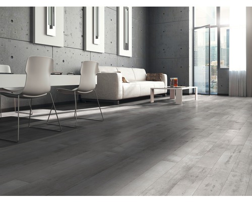 Woonkamer met betonnen muur en lichte houten vloer