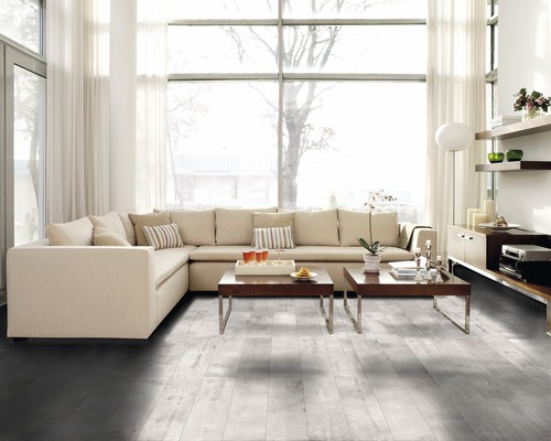 Lichte woonkamer met hoekbank, salontafels en raampartij