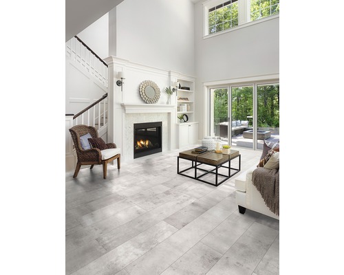 Lichte woonkamer met trap, open haard en tegelvloer in houtlook