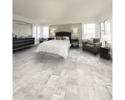 Slaapkamer met lichte houtlook vloer, bed en ladekast