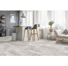 Lichte woonkamer met houten vloer, barkrukken en moderne meubels.