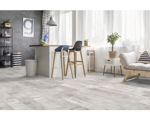 Lichte woonkamer met houten vloer, barkrukken en moderne meubels.