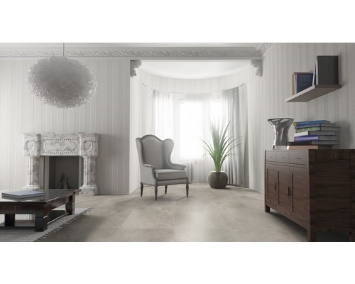 Woonkamer met open haard, fauteuil, dressoir en decoraties