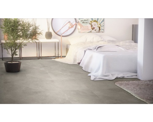 Lichte slaapkamer met bed, vloerlamp, tafel en vloerbedekking