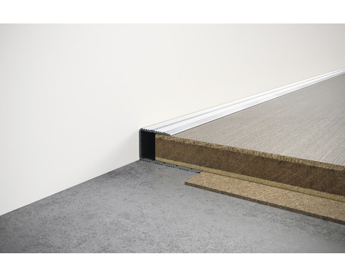 Geïnstalleerde overgangsrail tussen twee vloeren van verschillende hoogte.