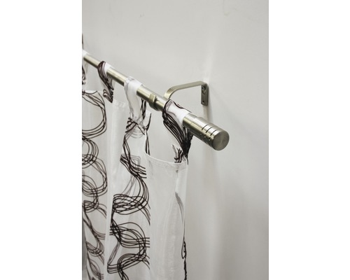 Metalen gordijnroede met gordijn aan een wand