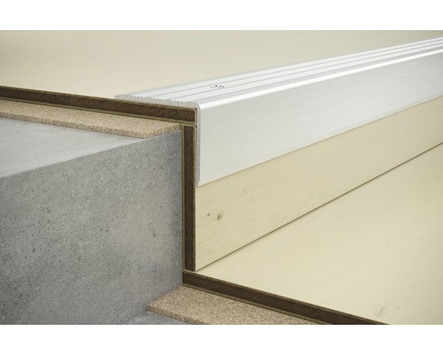 Detailopname van trapkant met aluminium profiel, kurk en beton