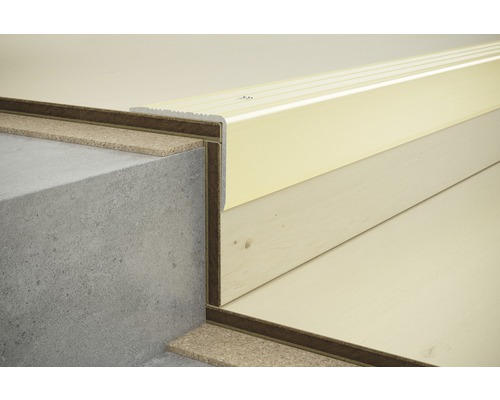 Detailopname van een traprand met profiel en kurkisolatie