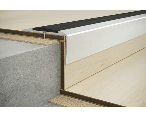 Detailaanzicht van een traprand met antislip profiel, traprandprofiel en vloerbedekking