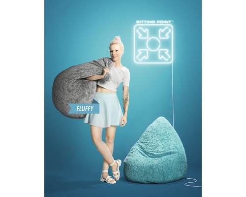 Een vrouw met een zitzak over haar schouder en een zitzak op de grond voor een pictogram met een zitgedeelte