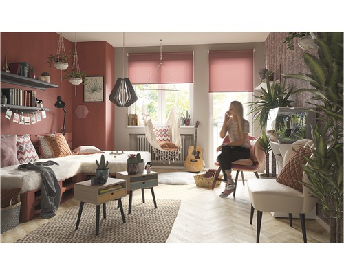 Gezellige kamer met daybed van pallets, hanglamp, hangstoel en rolgordijnen