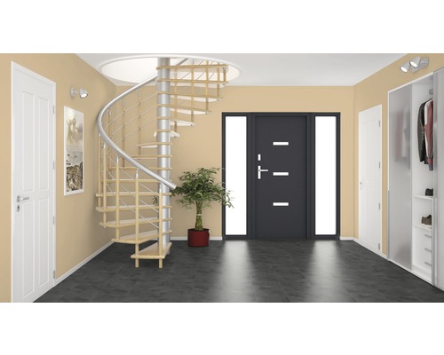 Lichte hal met wenteltrap, voordeur en garderobe