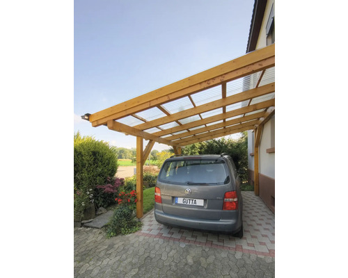 Auto onder een carport van hout en kunststof