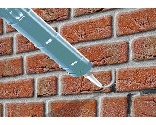 Afdichten van een voeg met afdichtmiddel uit een patroon op een bakstenen muur