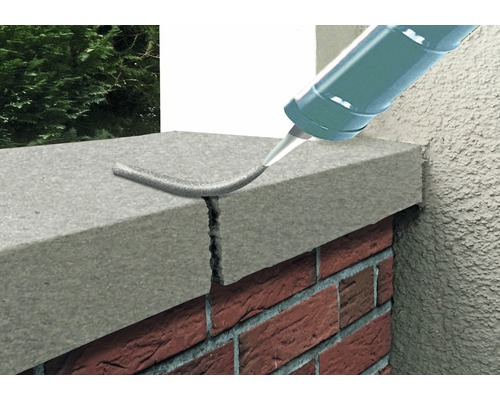 Buitenaanzicht van een gevel met scheuren die worden gevuld met kit uit een patroon.