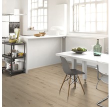 Lichte ruimte met keuken, eettafel en lichte houten vloer